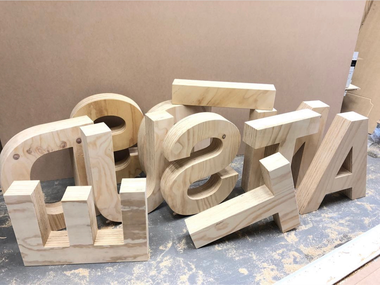 houten letters op maat gemaakt letters van hout dikke houten letters, lichtletters, letters graveren in hout, logo van hout, houten letter