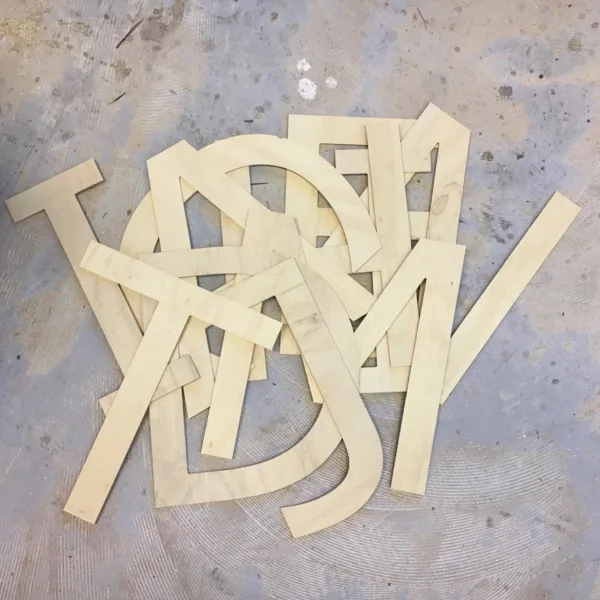 cnc-made-houten-letters-op-maat-gemaakt-in-utrecht-cnc-frezen-in-multiplex-of-hout-en-kunststoffen