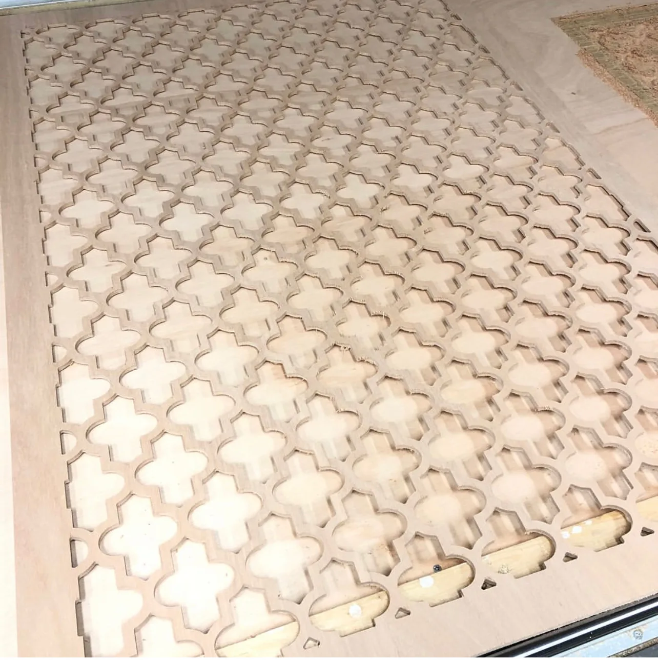 cnc-made-wand-decoratie-frezen-in-utrecht-maatwerk-multiplex-decor-onderdelen-frezen-2