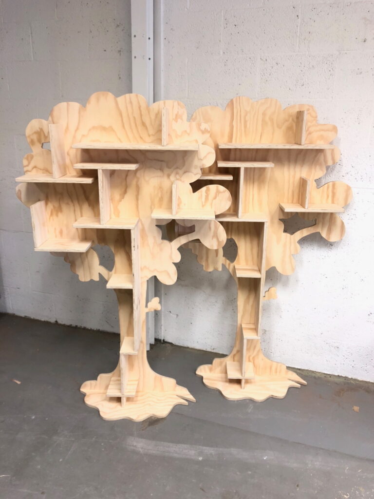 boom-kast-van-hout-kast-in-de-vorm-van-een-boom-voor-een-kinderkamer-of-speekhoek