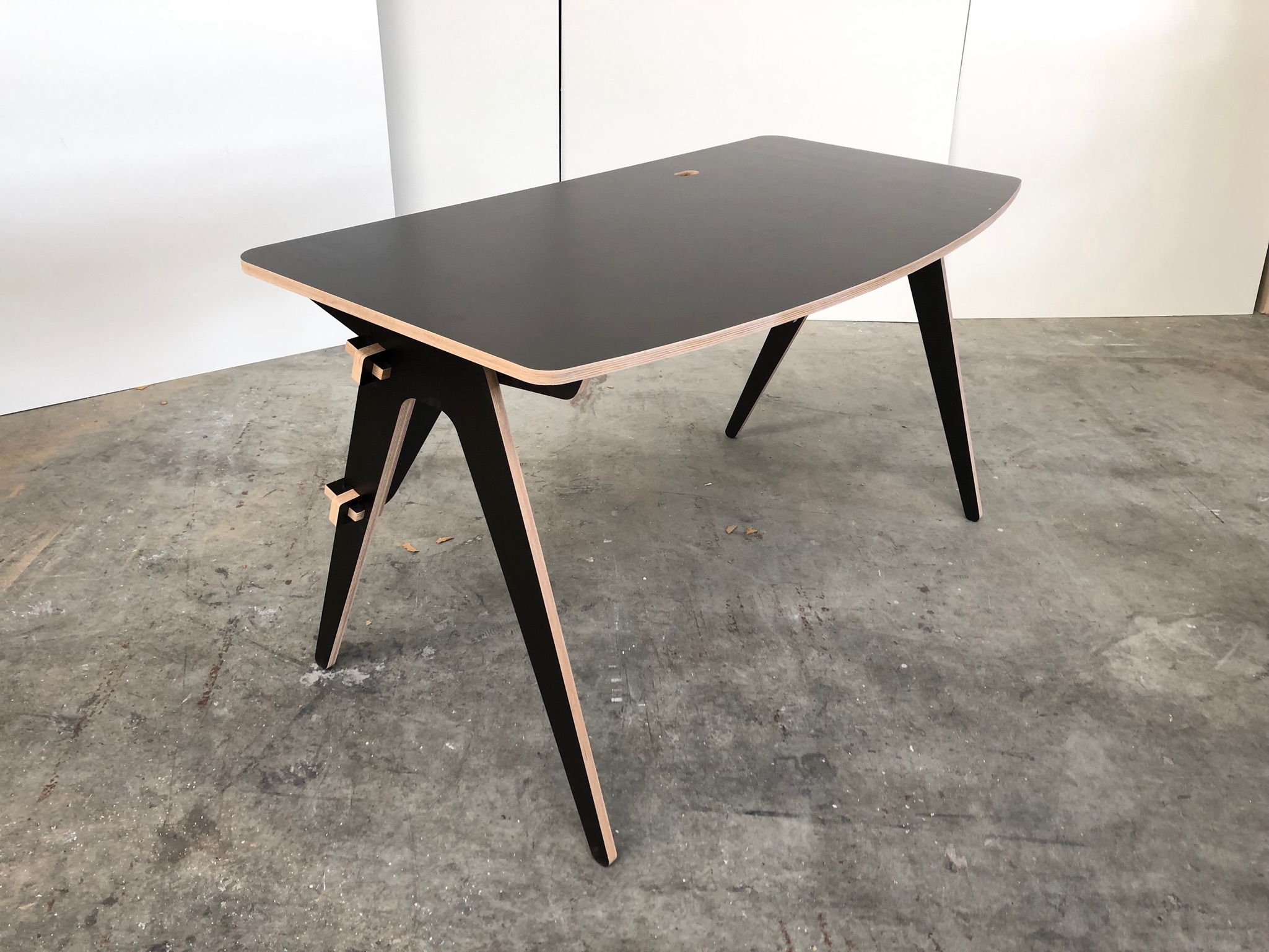 ikea-houten-bureau-donker-houten-bureau-zwart-houten-bureau-minimalistisch-modern-houten-design-bureau