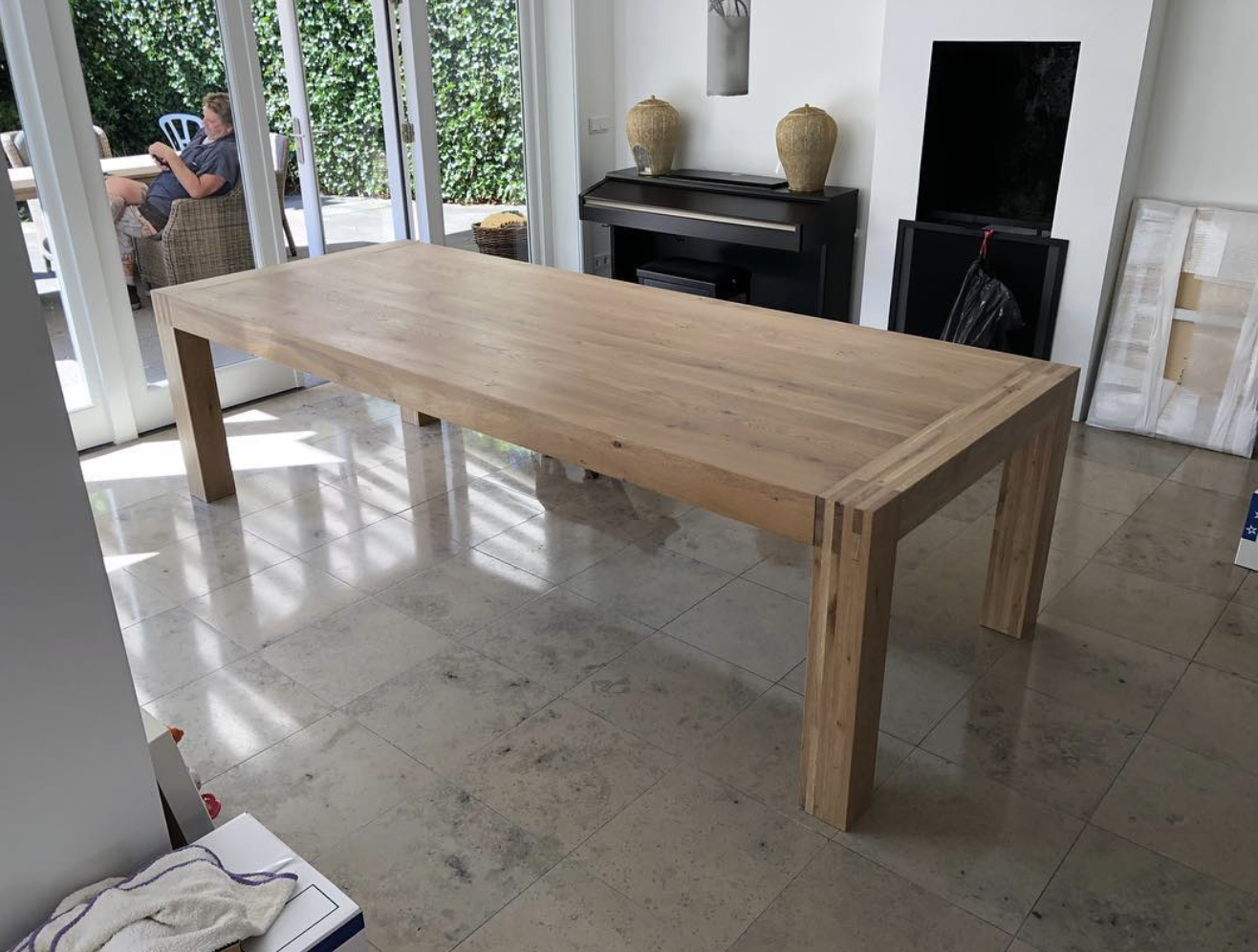 houten-tafel-ronde-houten-tafel-design-houten-tafel-ikea-houten-tafel-op-maat-massief-hout-olijf-essen-houten-tafel Eiken houten tafel