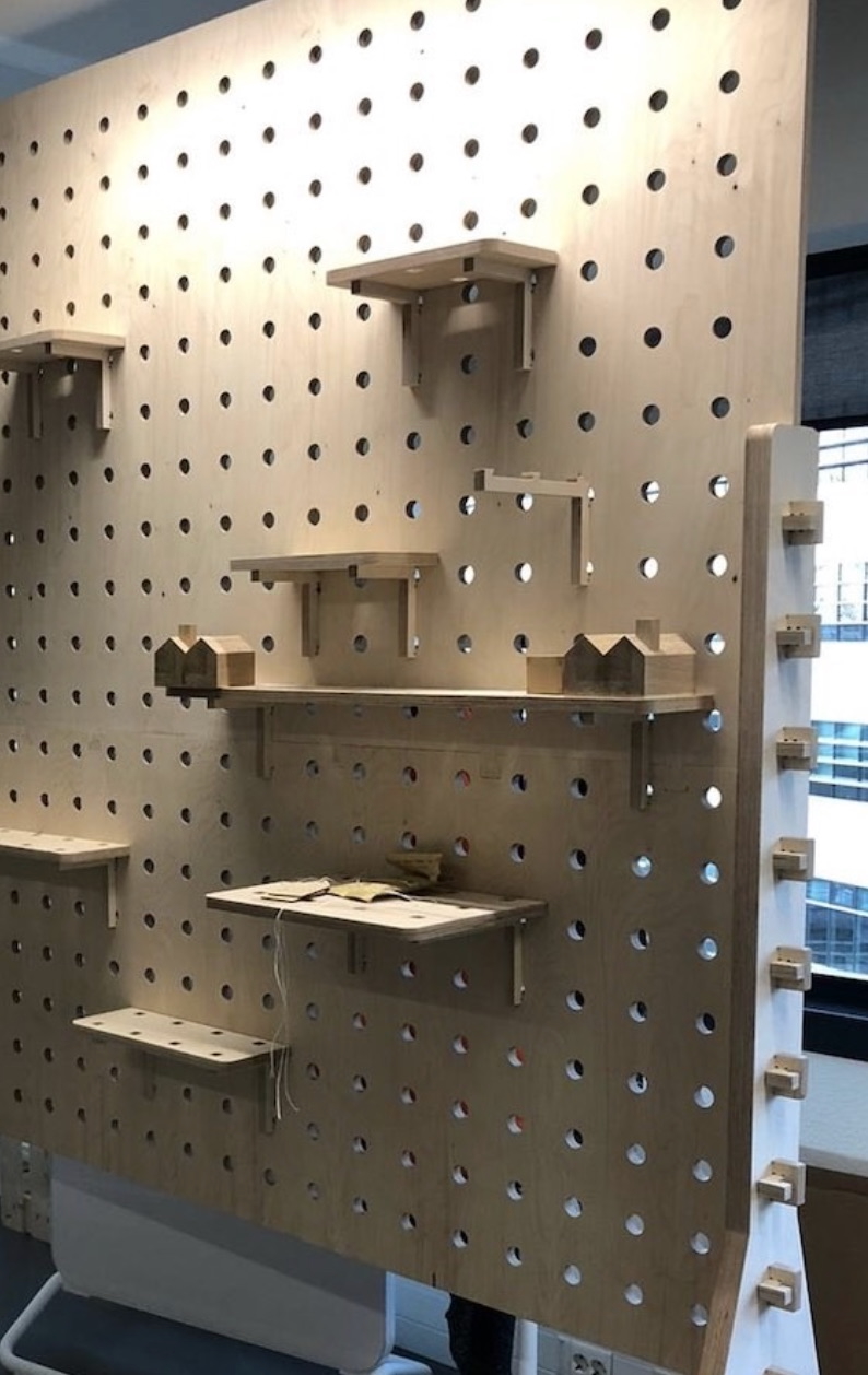 pegboard van hout pegboard op maat gemaakt van hout in utrecht houten pegboard wandkast keuken werkplaats kinderkamer interieur pegboard accessoires