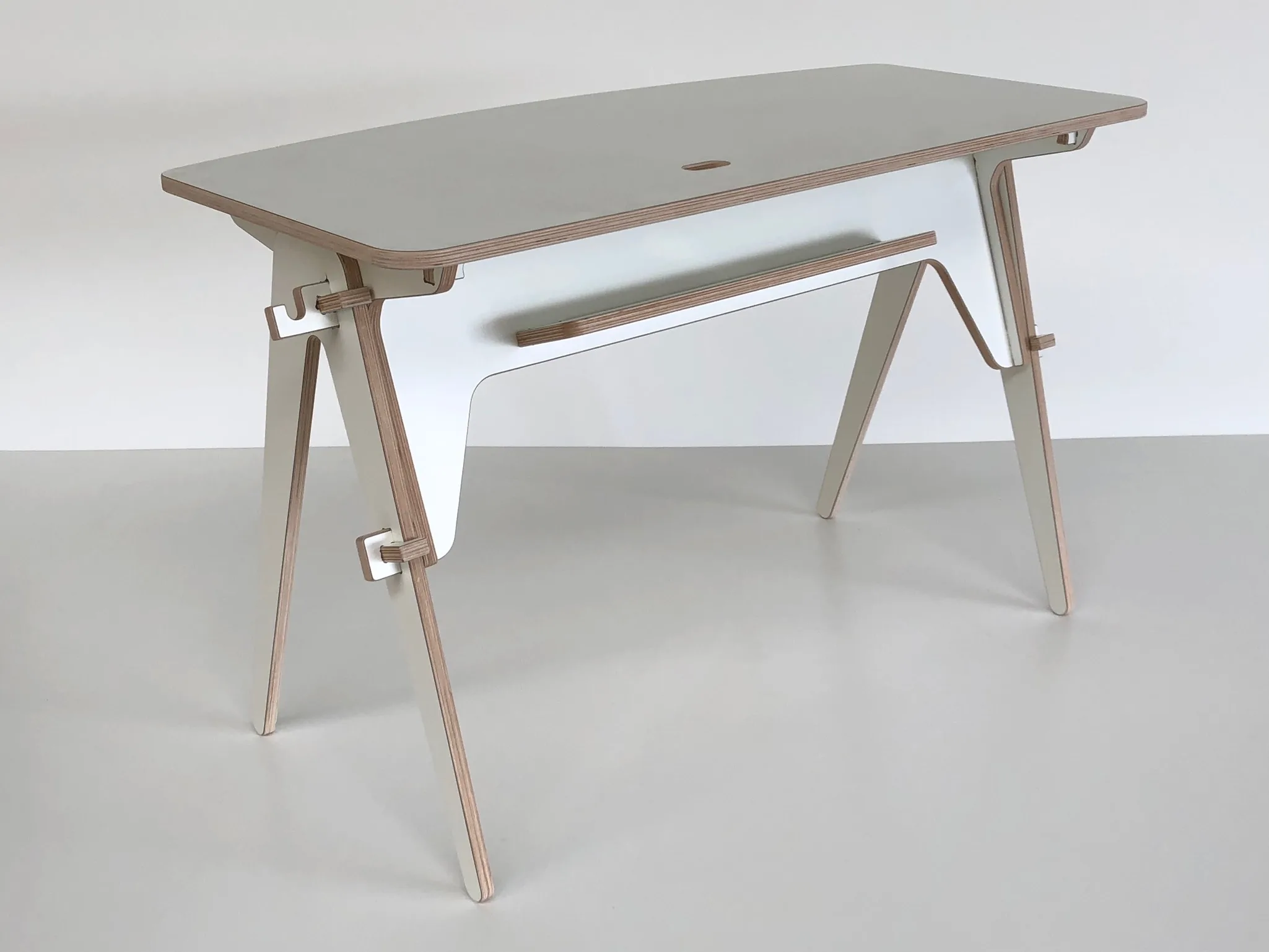 houten-bureau-op-maat-wit-houten-bureau-design-bureau-van-hout-minimalistisch-design-bureau-wit-bureau-op-maat-gemaakt
