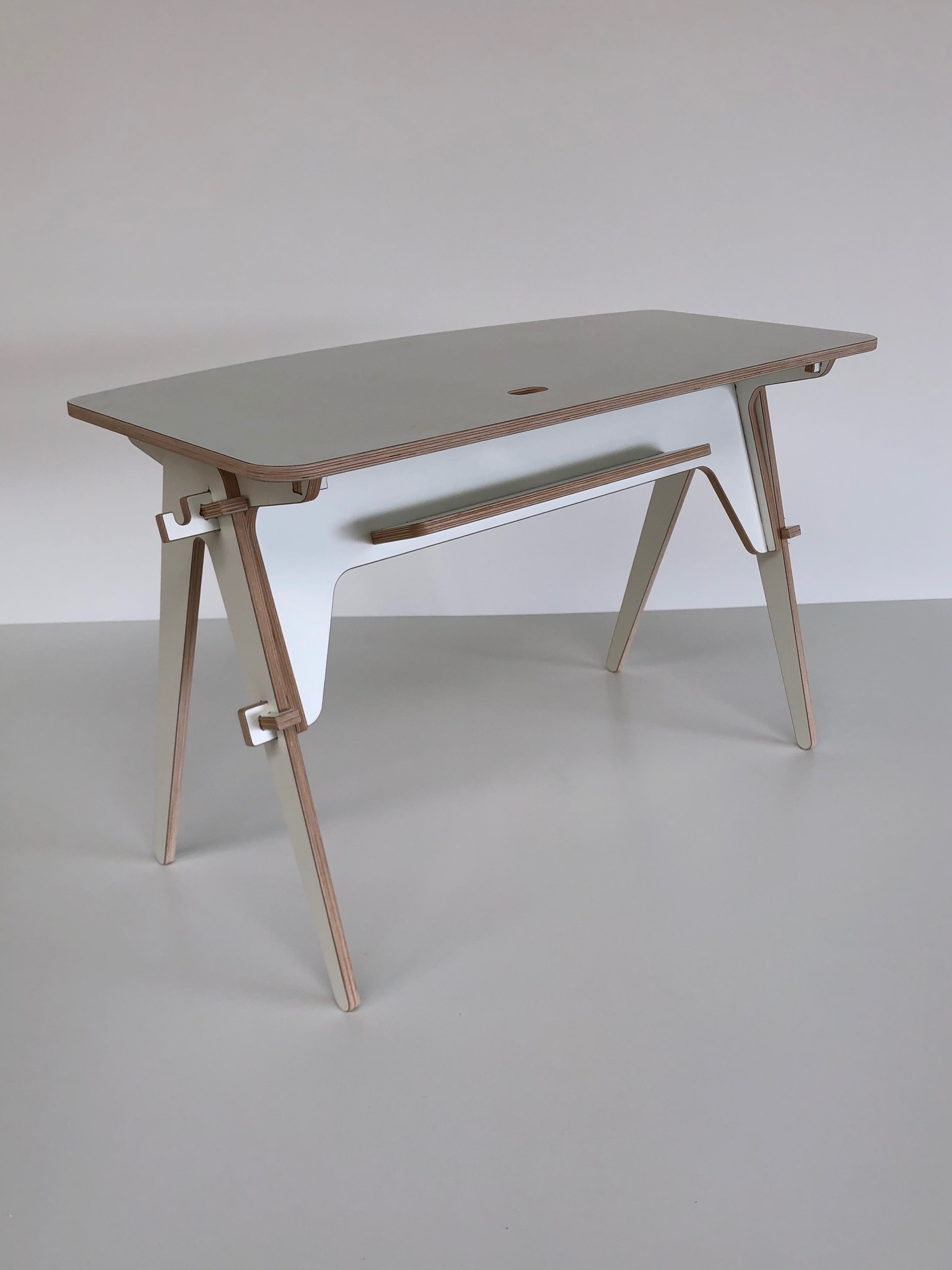 houten-bureau-op-maat-wit-houten-bureau-design-bureau-van-hout-minimalistisch-design-bureau-wit-bureau-op-maat-gemaakt Ikea houten bureau