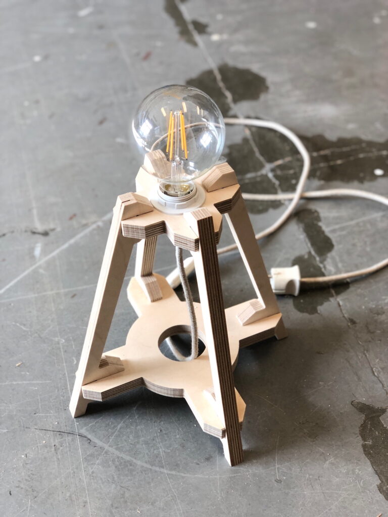 houten-lampje-simpel-lampje-design-lampje-staand-lampje-van-hout