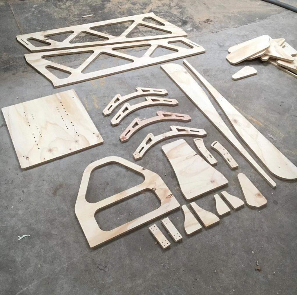 houten-onderdelen-voor-een-sport-wagen-van-hout-gemaatk-op-maat-in-utrecht-houten-speelgoed