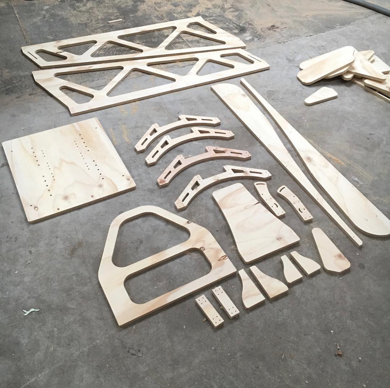 houten-onderdelen-voor-een-sport-wagen-van-hout-gemaatk-op-maat-in-utrecht-houten-speelgoed