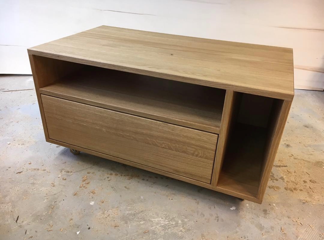 
houten-salontafel-ronde-houten-salontafel-houten-dressoir-houten-bijzettafeltje-donker-houten-salontafel-lage-houten-salontafel-massief-houten-salontafel-oud-houten-salontafel-eikenhou