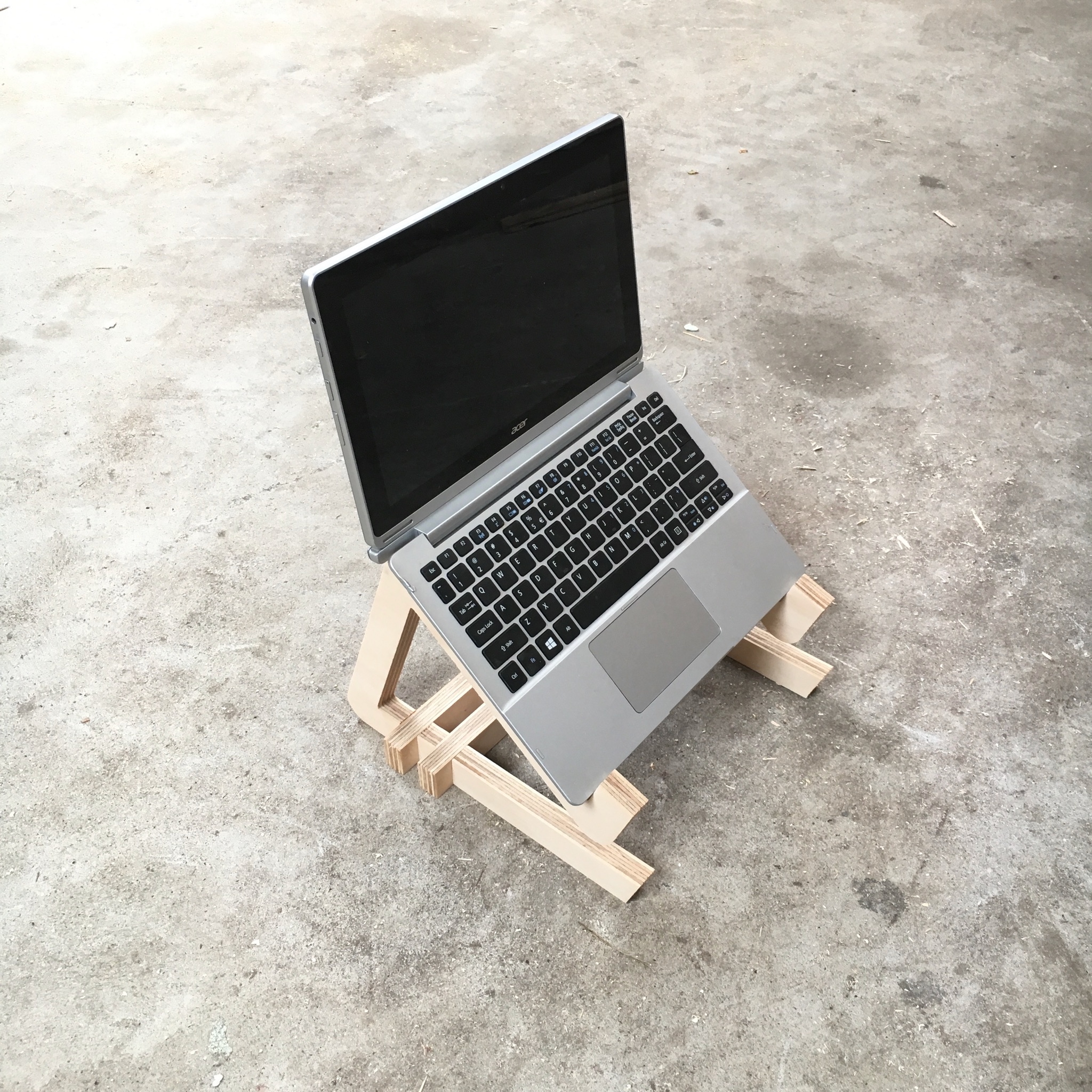 laptop-standaard-voor-rechtop-zetten-laptop-stand-houten-laptop-standaard-op-maat-gemaakt