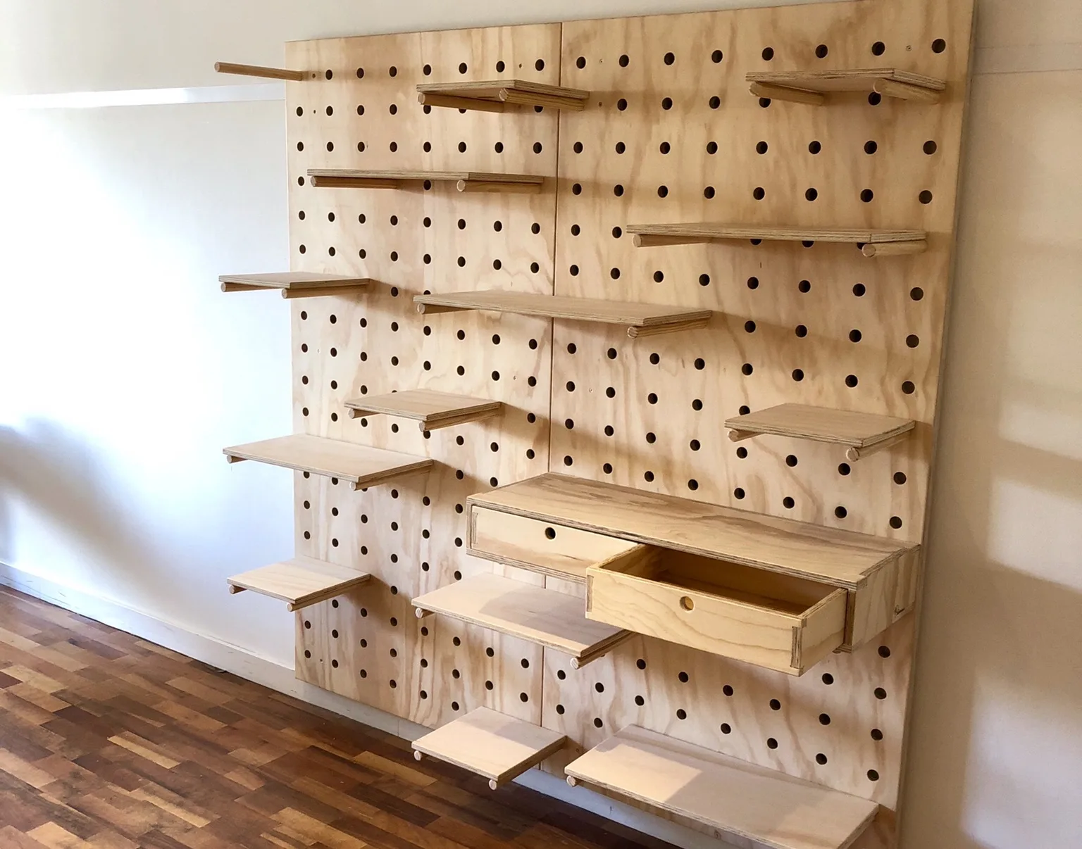 pegboard-hout-houten-pegboard-pegboard-ikea-pegboard-gamma-op-maat-gemaakt-pegboard-van-hout-gaten-bord-pegboard-groot