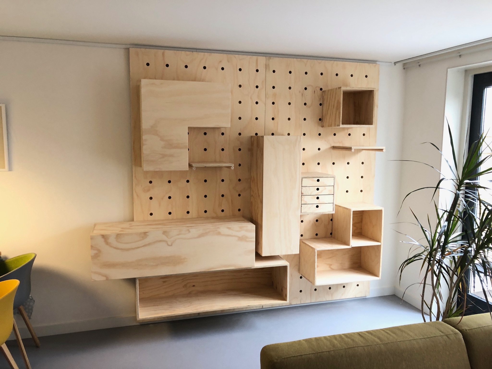 pegboard van hout pegboard op maat gemaakt van hout in utrecht houten pegboard wandkast keuken werkplaats kinderkamer interieur pegboard accessoires