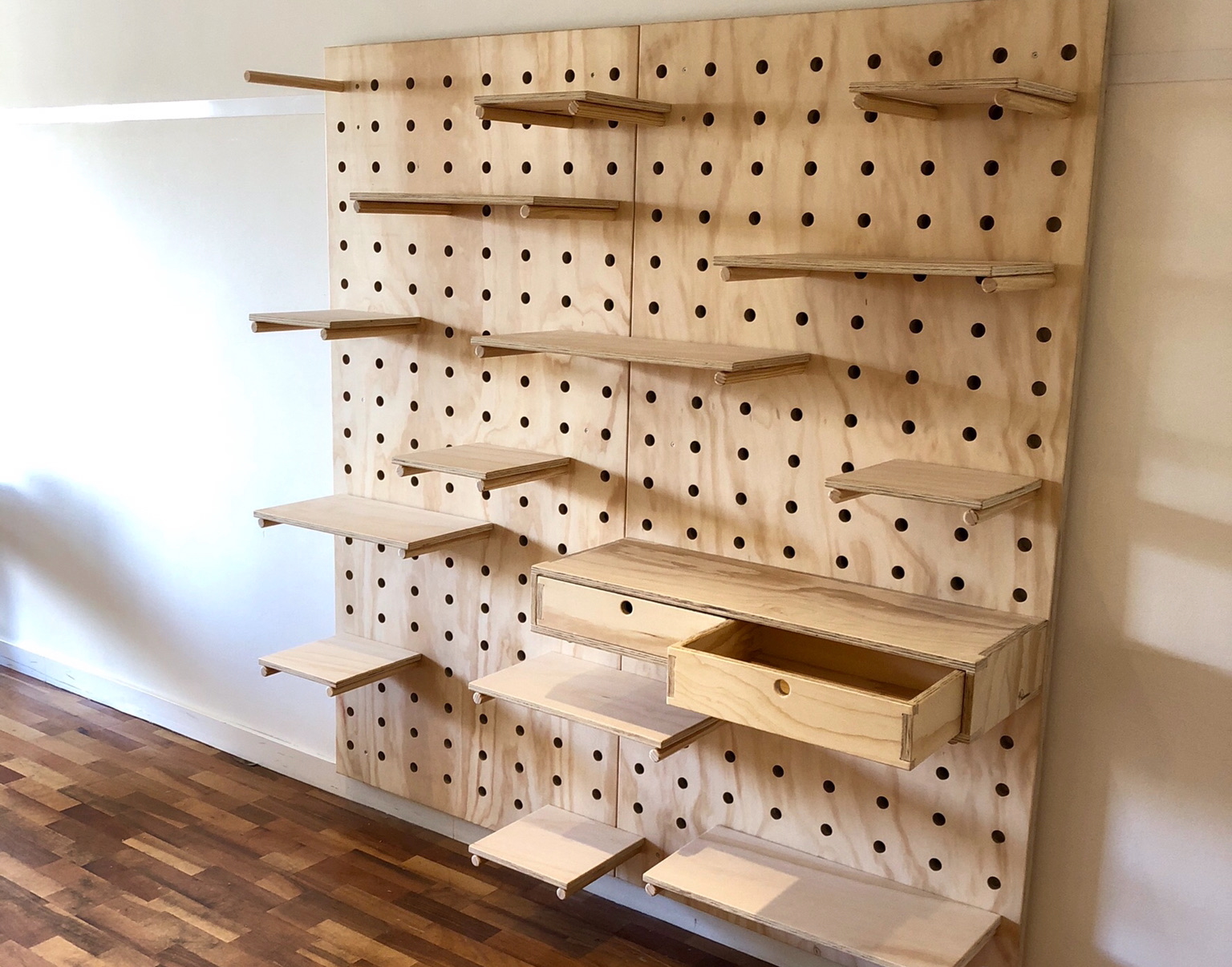 pegboard van hout pegboard op maat gemaakt van hout in utrecht houten pegboard wandkast keuken werkplaats kinderkamer interieur pegboard accessoires
