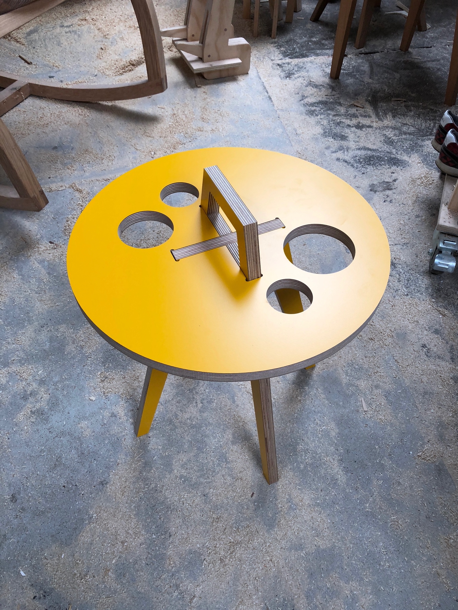 ronde-houten-salontafel-rond-bijzettafeltje-van-hout-houten-salontafel-ronde-houten-salontafel-houten-dressoir-houten-bijzettafeltje-donker-houten