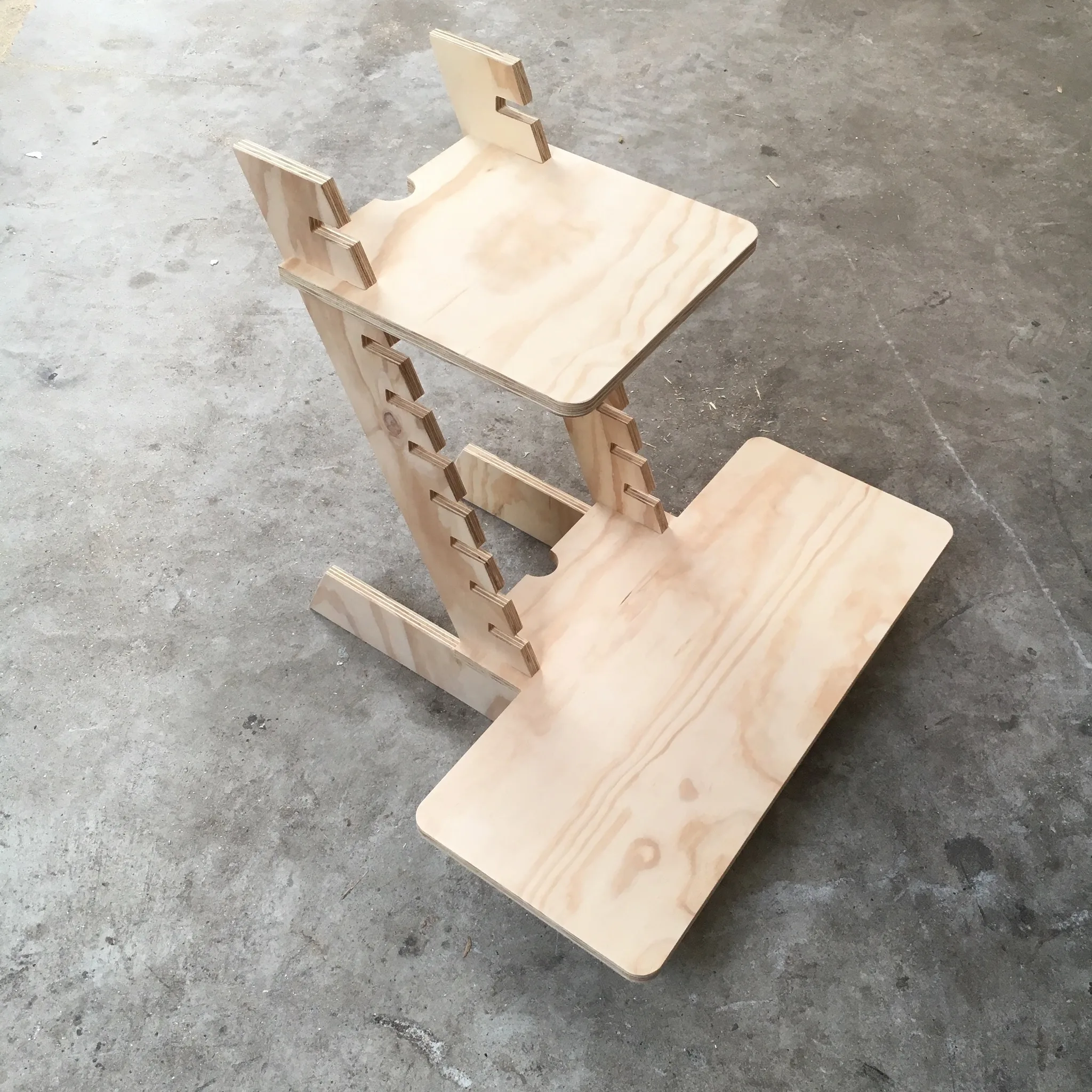 standing-desk-van-hout-desktop-standaard-van-hout-op-maat-gemaakt-design-standaard-voor-staand-werken-ikea-standing-desk-van-hout
