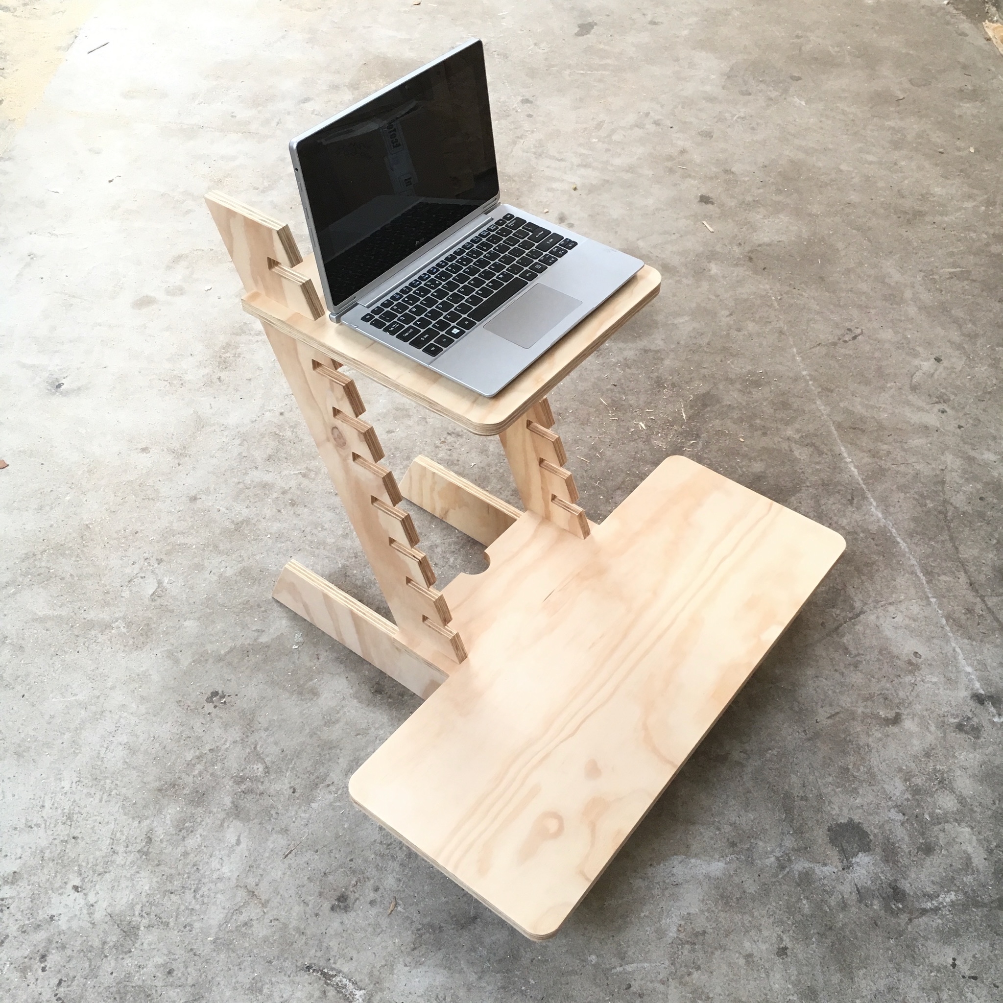 verstelbaar-werkblad-bureau-staand-werken-standing-desk-desktop-standaard-standing-desk-van-hout-desktop-standaard-van-hout-op-maat-gemaakt-design-standaard-voor-staand-werken-ikea-standing desk