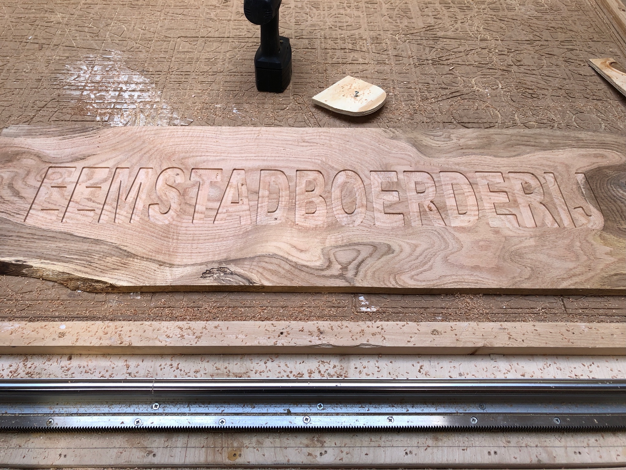 eikenhout ingraveren plank hout graveren utrecht graveren in hout cnc graveren hout