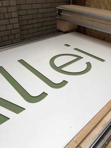 logo-en-naambord-hout-graveren-utrecht-graveren-in-hout-cnc-graveren-hout