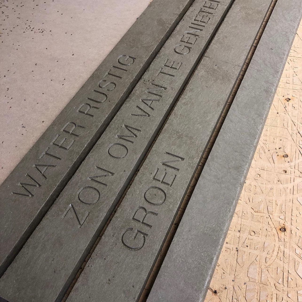 tekst graveren in plastig en hout hout graveren utrecht graveren in hout cnc graveren hout