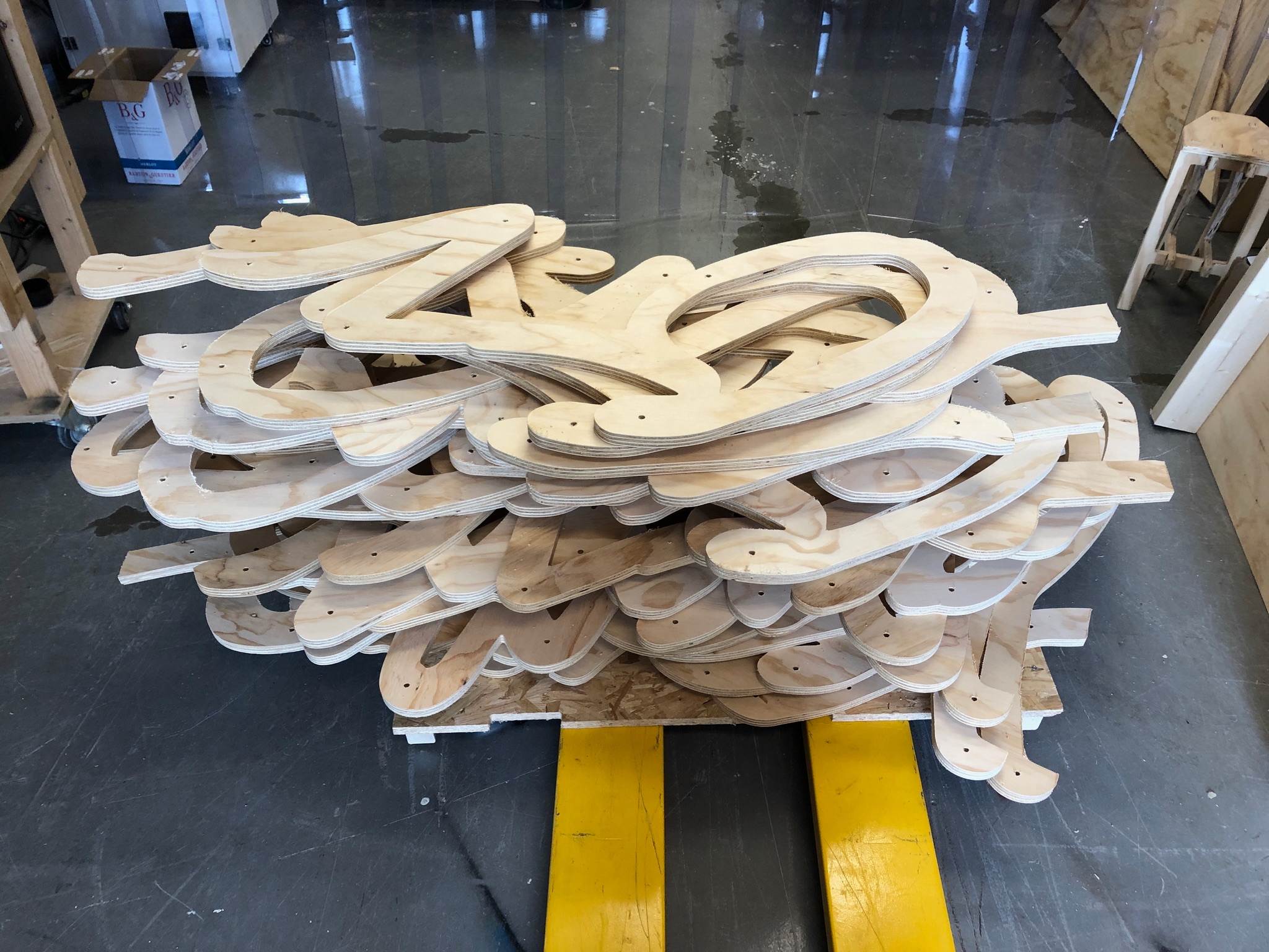 houten letters uitgesneden van hout op maat in utrecht houten logo en letters cnc frezen in utrecht cnc houtbewerking