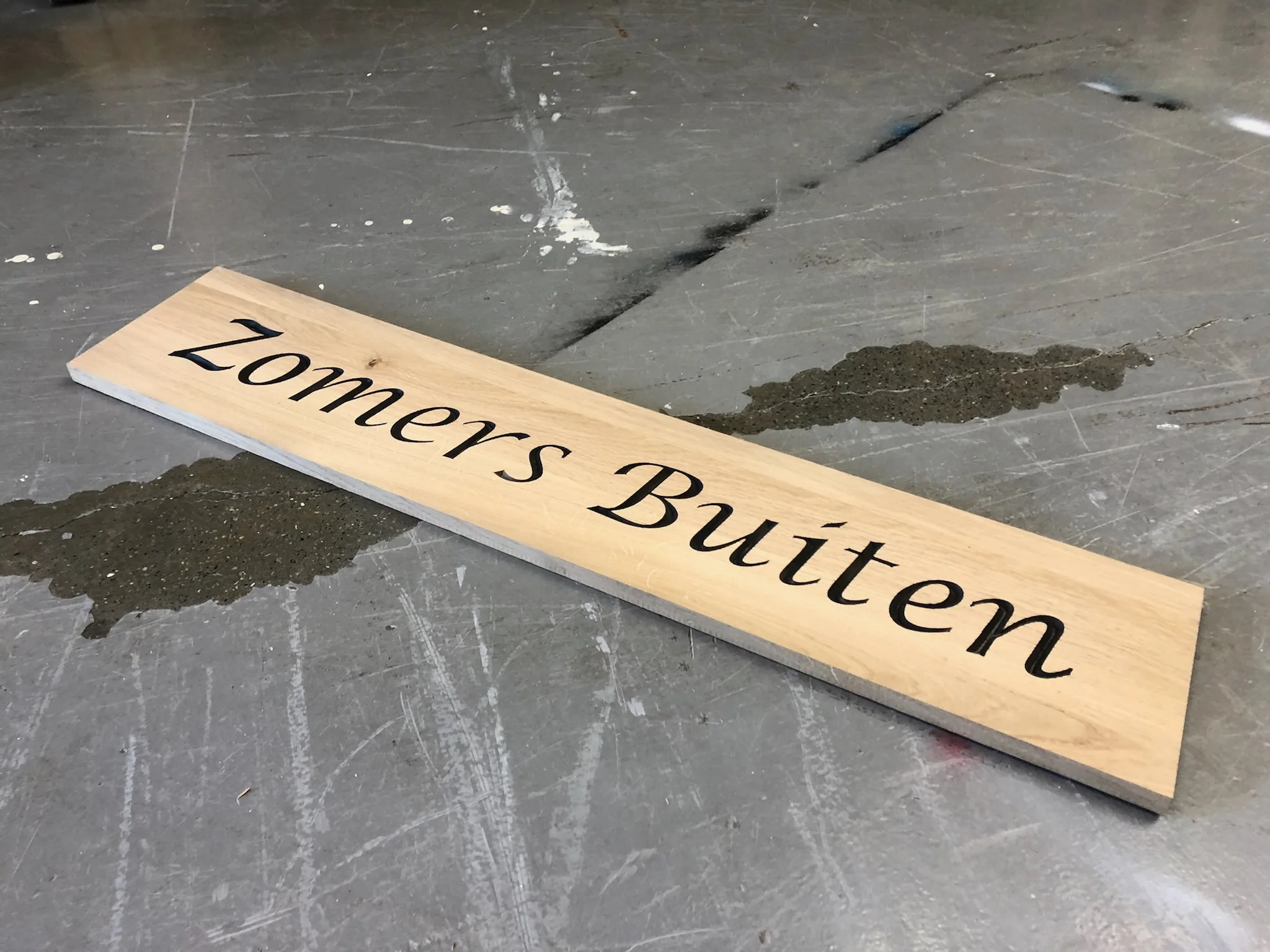 Eikenhouten naambord met ingravure en zwarte verfafwerking