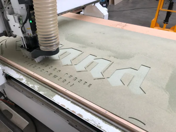 in-hout-gegraveerd-bier-merk-logo-voor-een-cafe-in-de-buurt-van-utrecht-een-interieur-statement-met-gegraveerde-panelen-van-hout-cnc-frezen-utrecht