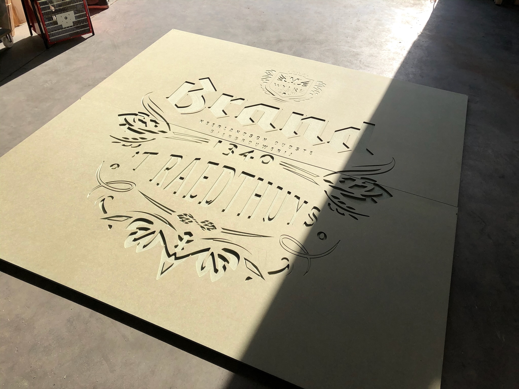 in hout gegraveerd bier merk logo voor een cafe in de buurt van utrecht, een interieur statement met gegraveerde panelen van hout cnc frezen utrecht hout graveren utrecht