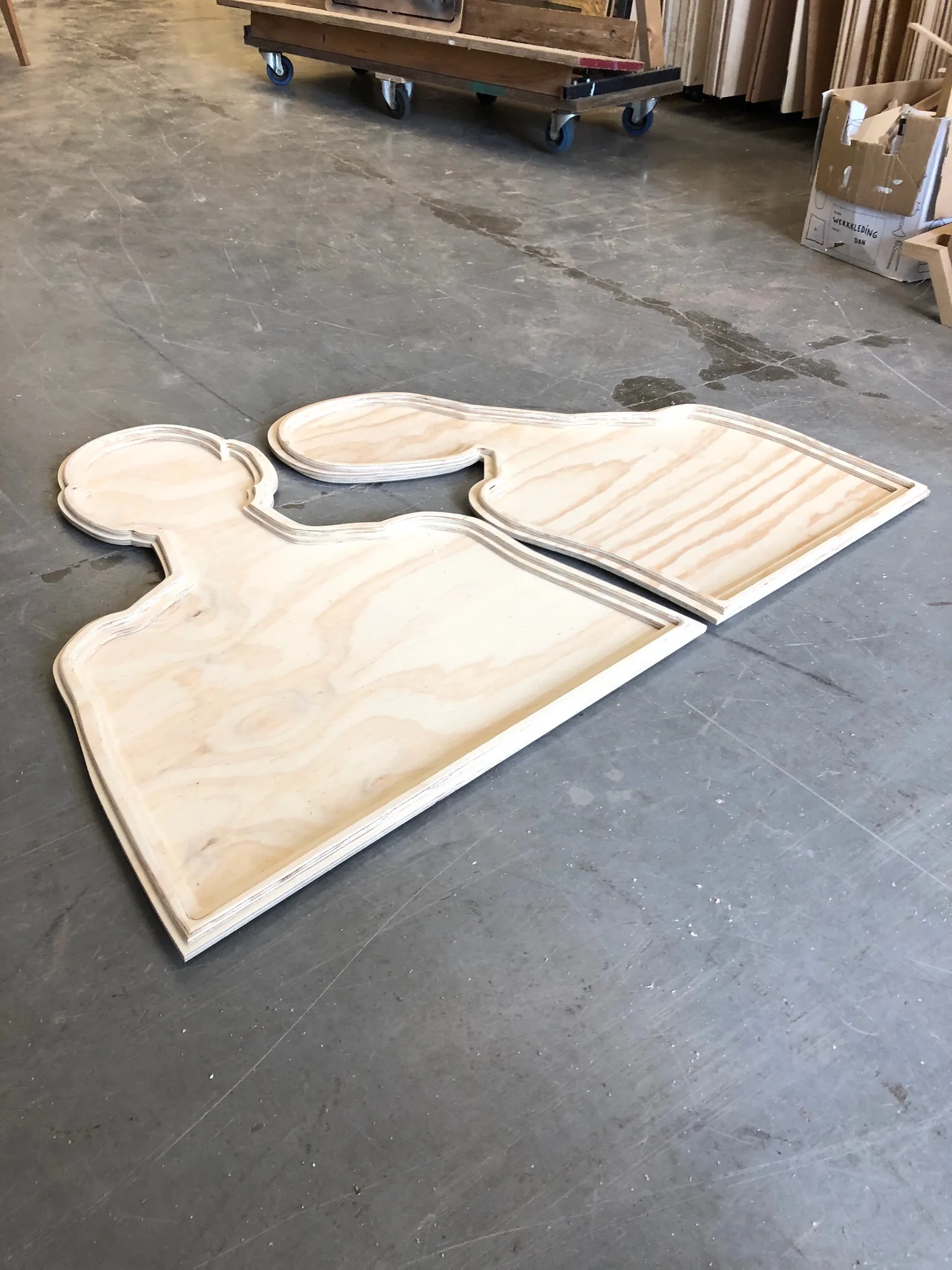 Maatwerk houten lijst met decoratieve silhouetten, vervaardigd met CNC-frees