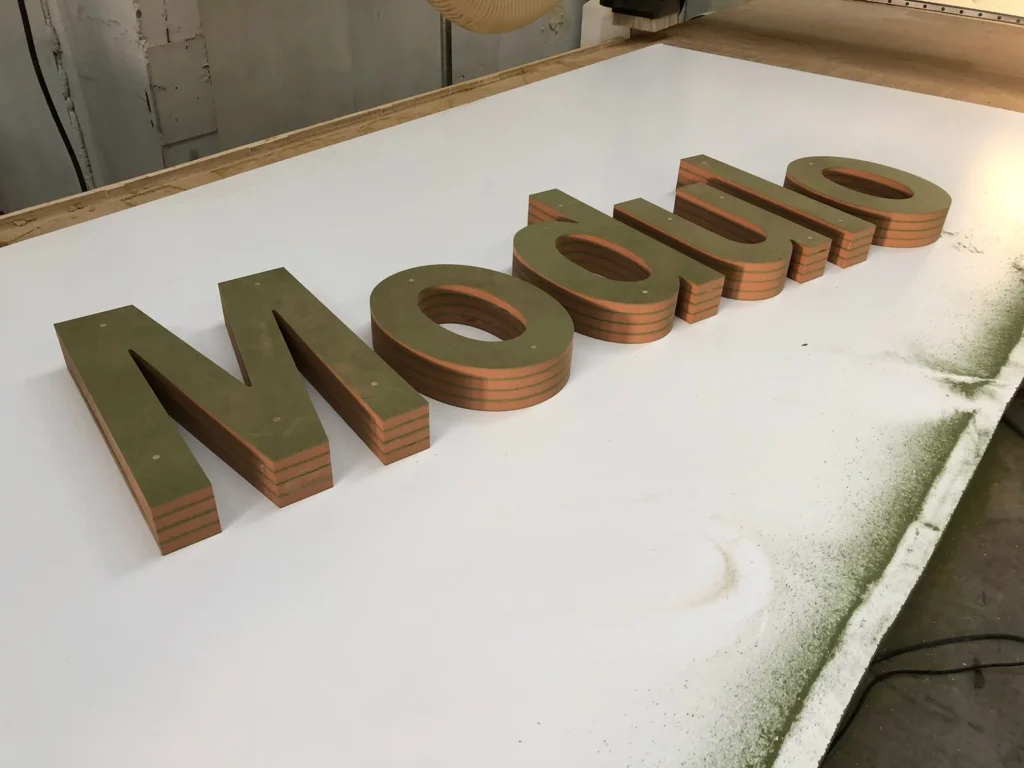 mdf-gefreesd-bedrijfslogo-van-watervast-mdf-gemaakt-in-utrecht-bedrijslogo-en-signing-frezen-op-maat-naar-uw-specificatie.jpeg