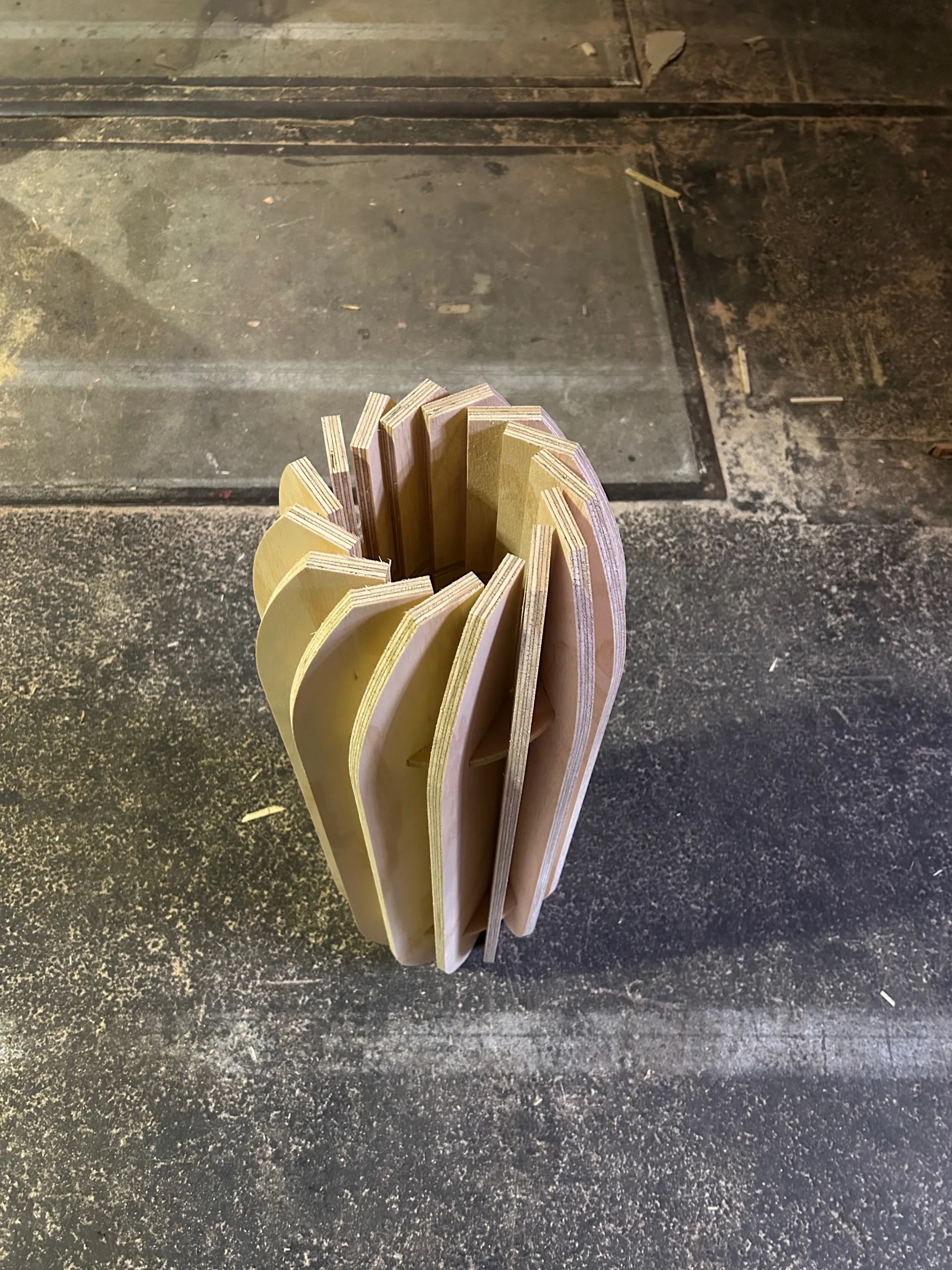 op-maat-gemaakte-serie-houten-vasen-interieur-desing-van-hout-op-maat-bij-cnc-frezen-utrecht-maatwerk-cnc-bewerkingen-in-hout-en-kunststof