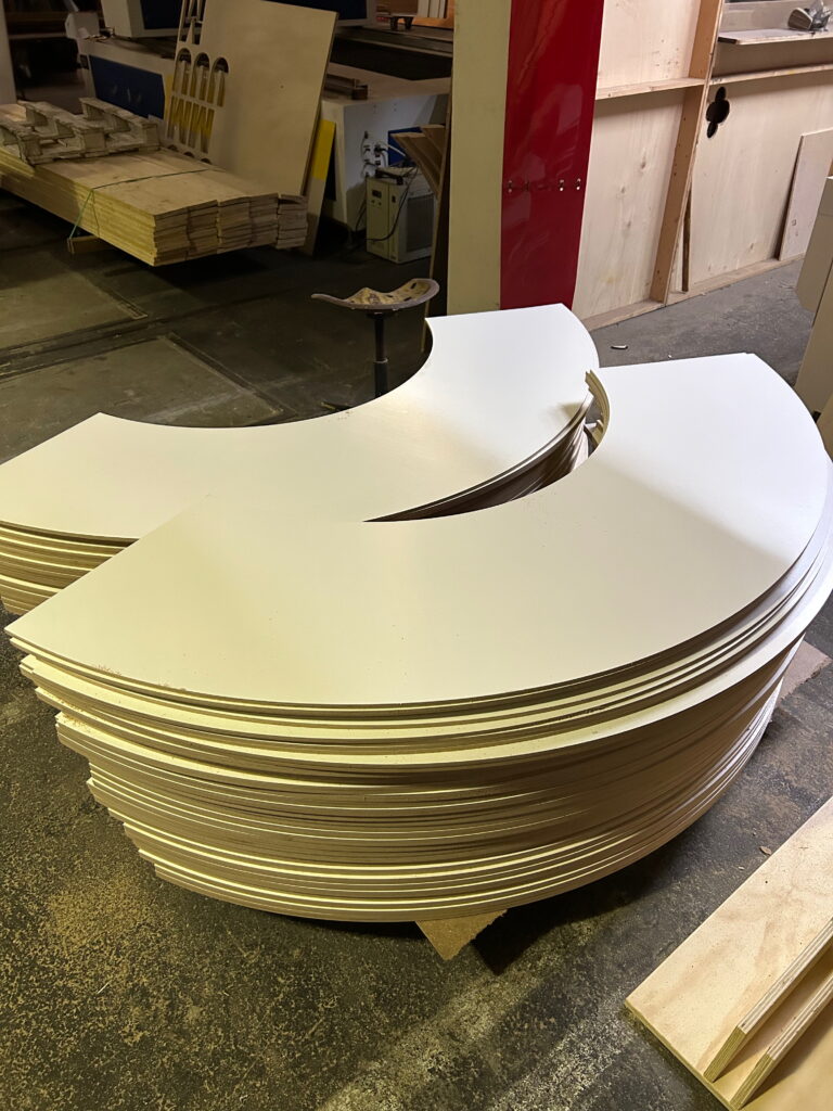 ronde-tuinbank-onderdelen-laten-maken-ronde-bank-laten-maken-rondhout-ronde-bank-vorm-schenkels-laten-maken-cnc-frezen-utrecht-cnc-utrecht-cnc-houtbewerking