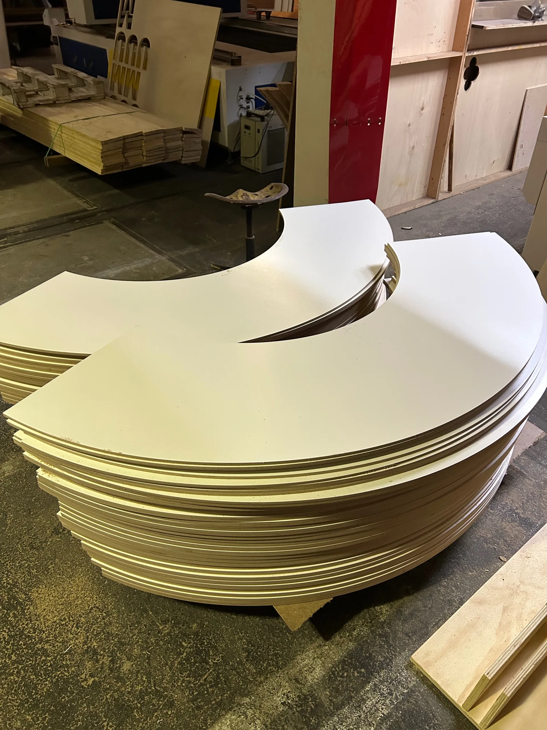 ronde-tuinbank-onderdelen-laten-maken-ronde-bank-laten-maken-rondhout-ronde-bank-vorm-schenkels-laten-maken-cnc-frezen-utrecht-cnc-utrecht-cnc-houtbewerking