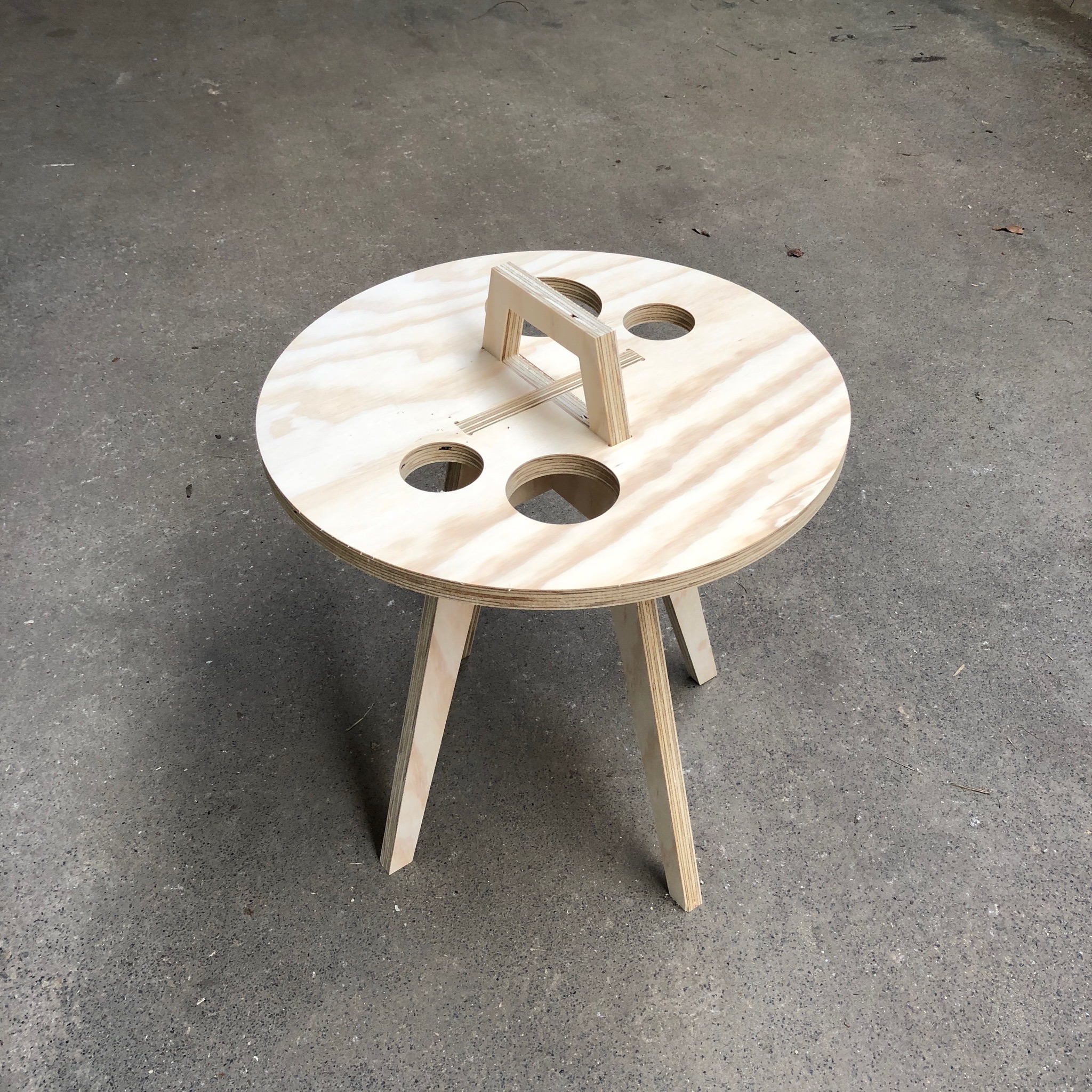 houten salontafel, ronde houten salontafel, houten dressoir, houten bijzettafeltje, donker houten