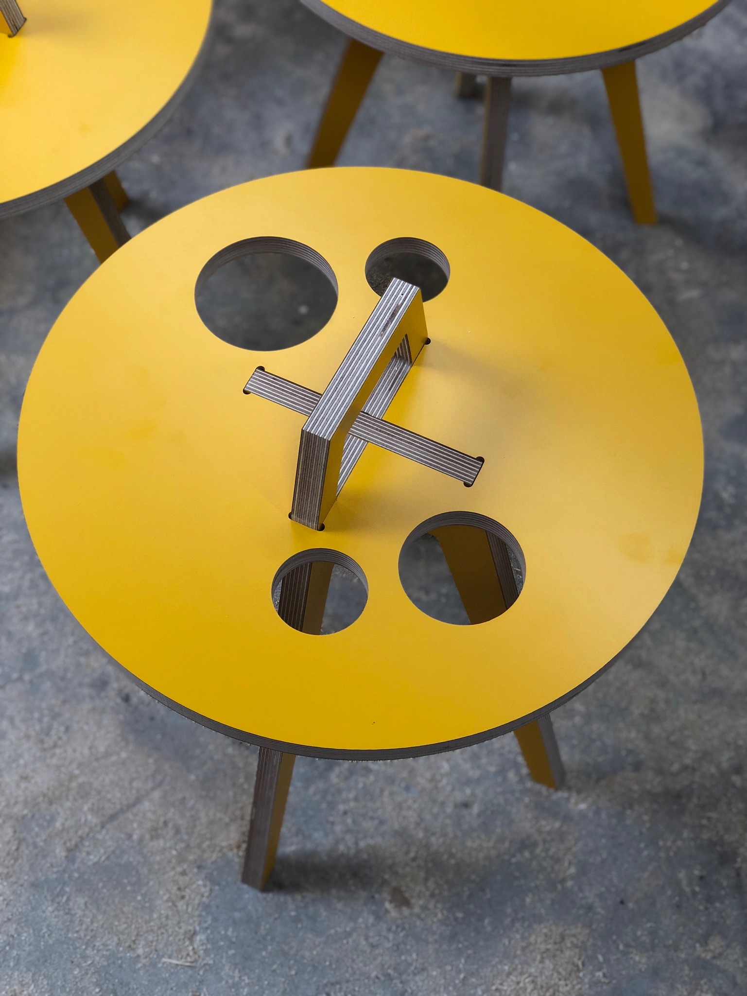 houten salontafel, ronde houten salontafel, houten dressoir, houten bijzettafeltje, donker houten