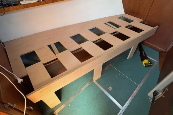 boot-of-camper-uitschuif-bed-op-maat-gemaakt-door-de-firma-cnc-frezen-in-hout-in-utrecht