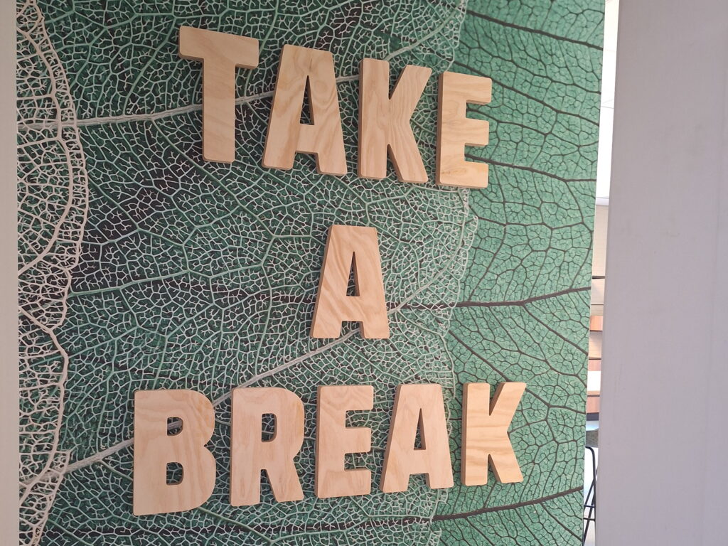 dikke-houten-letters-op-maat-gemaakt-door-de-firma-cnc-in-utrecht-frezen-in-hout-en-kunststof