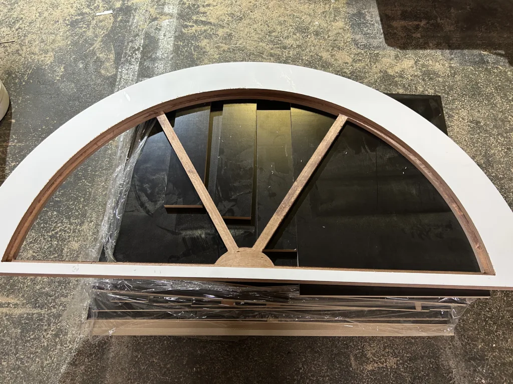 houten boog raam kozijn, rond kozijn van hout gefreesd in utrecht door de firma cnc houtbewerking en freeswerk sinds 2016