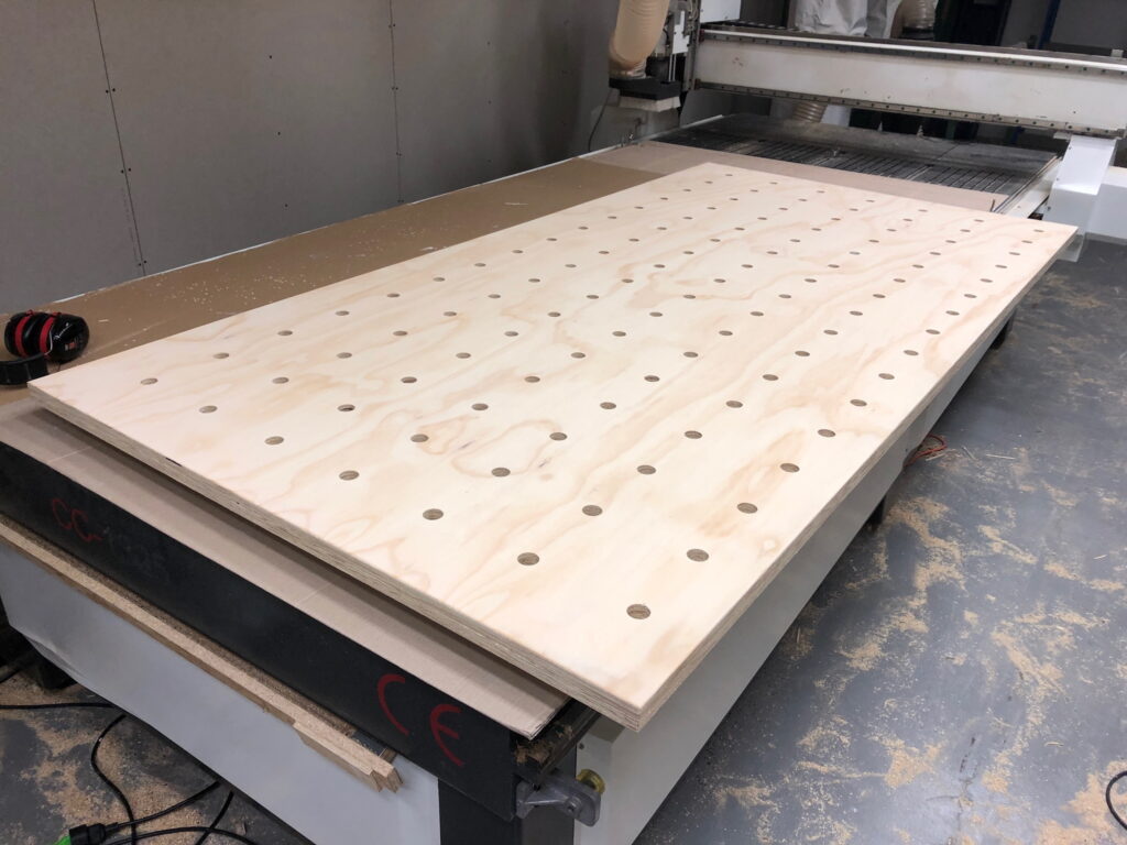 houten-pegboard-op-maat-laten-maken-van-vurenhout-of-berken-multiplex-diverse-houtsoorten-stokken-bord-pegboard-accessoires-cnc-fre