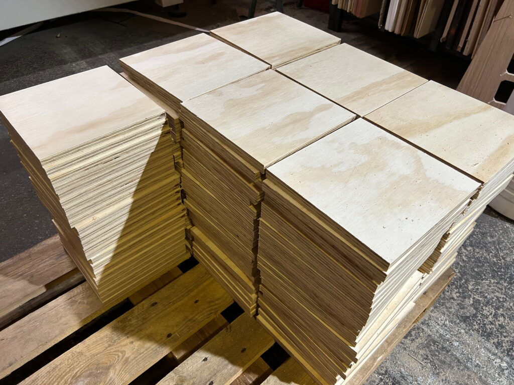 houten-producten-seriematig-gemaakt-met-cnc-frees-technologie-door-de-firma-cnc-cnc-houtbewerking-in-utrecht-houten-producten-en-meubels-op-maat-h