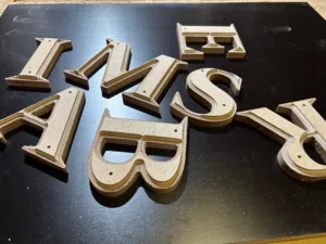 houten letters 3D prifiel rand lettters van hardhout multiplex naambord hout letters op maat in utrecht cnc productie