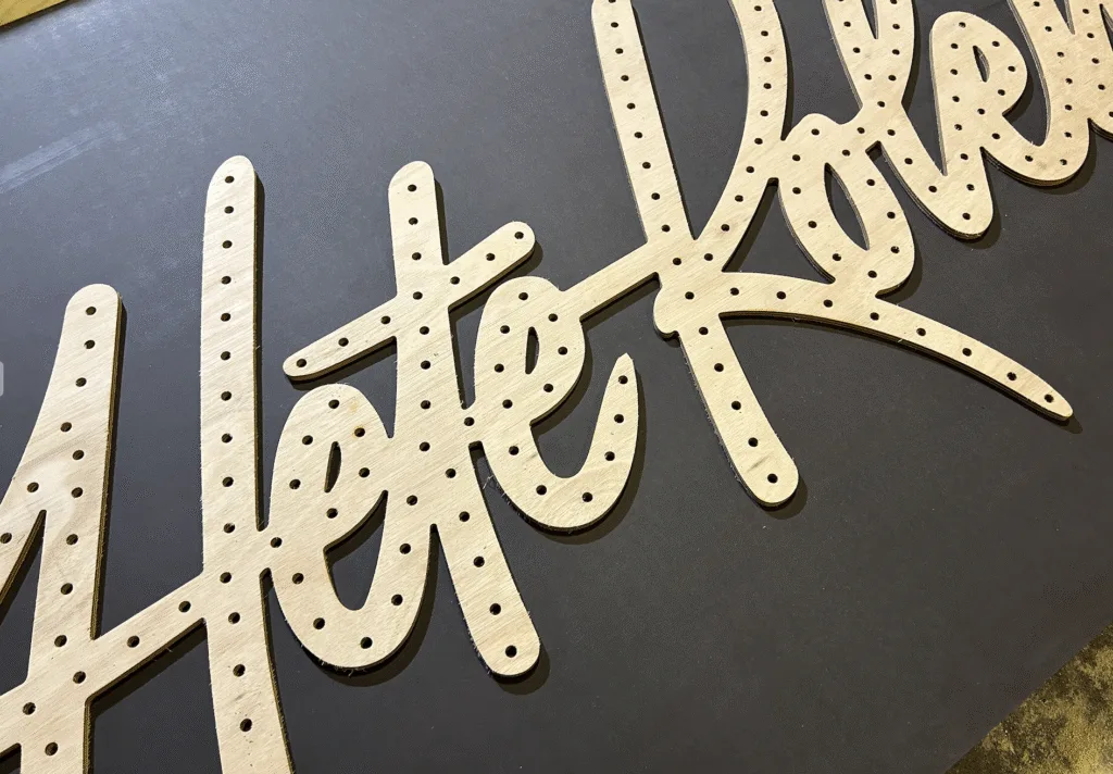 houten lichtletters laten maken op maat in utrecht letters voor lampjes licht restaurant bar bruiloft festival