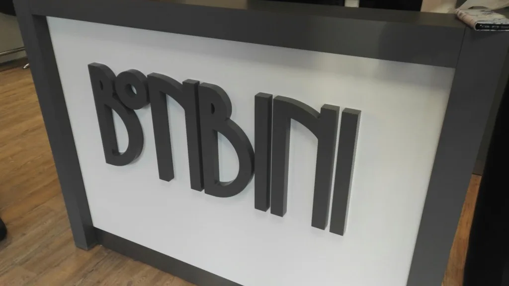 houten-winkel-balie-letters-voor-schoonheids-winkel-houten-letters-en-logo-voor-winkel-cnc-utrecht-hout-scaled