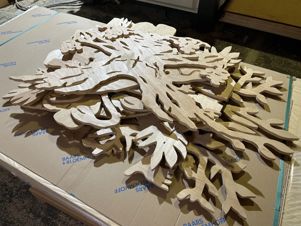 houten platen met kunstwerk onderdelen uitgefreesd in hout decoratieve vormen van hout cnc utrecht