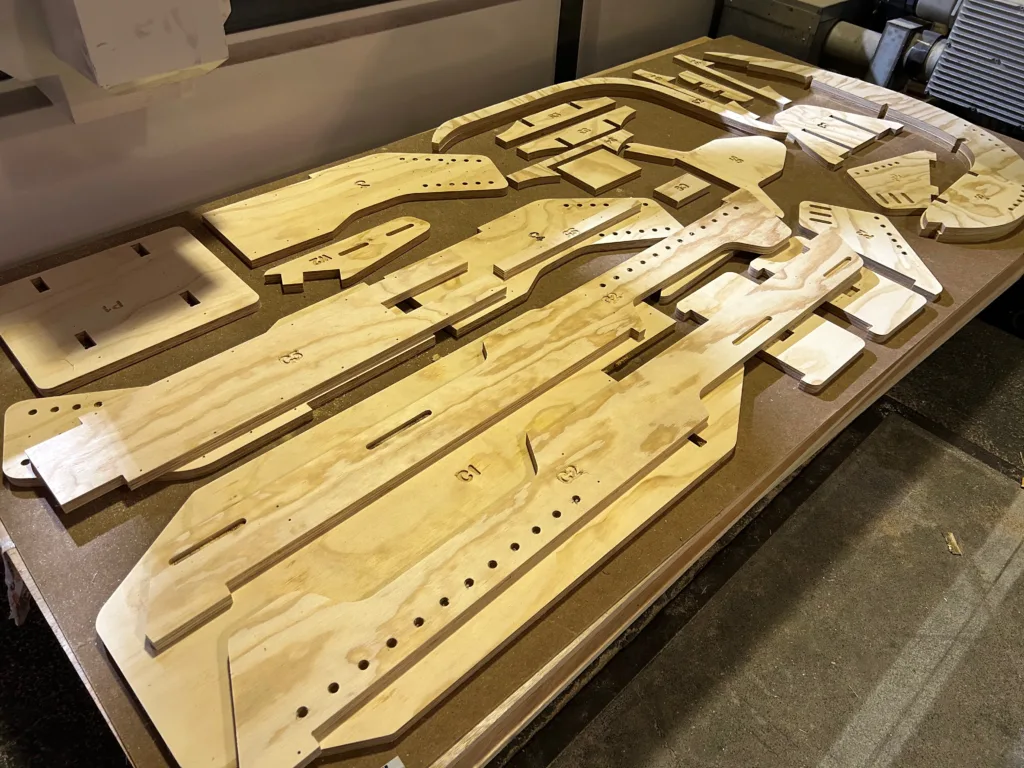 verstelbare houten game stoel onderdelen op maat gemaakt in hout in Utrecht cnc houtbewerking