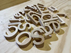 houten letters op maat logo letters elk font mogelijk van hout laten maken cnc houtbewerking utrecht