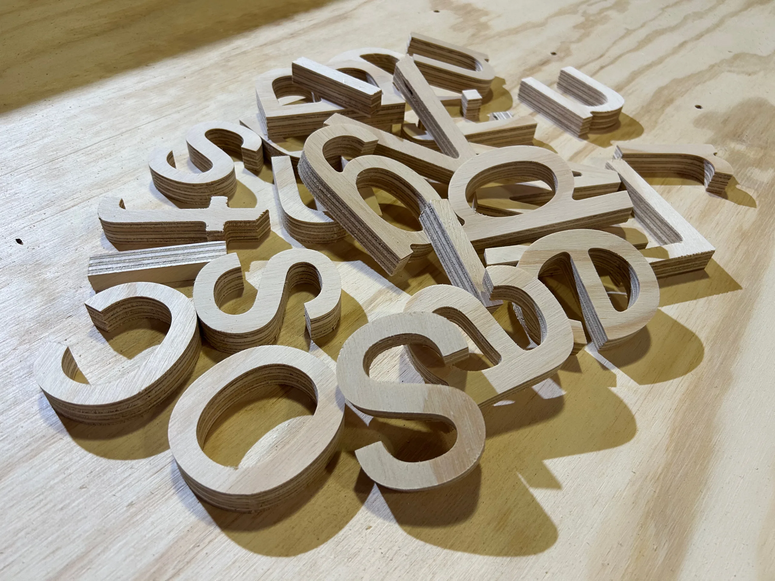 houten letters op maat logo letters elk font mogelijk van hout laten maken cnc houtbewerking utrecht