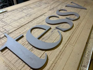 houten letters van grijs mdf op maat gemaakt in utrecht decor en reclame letters cnc houtbewerking