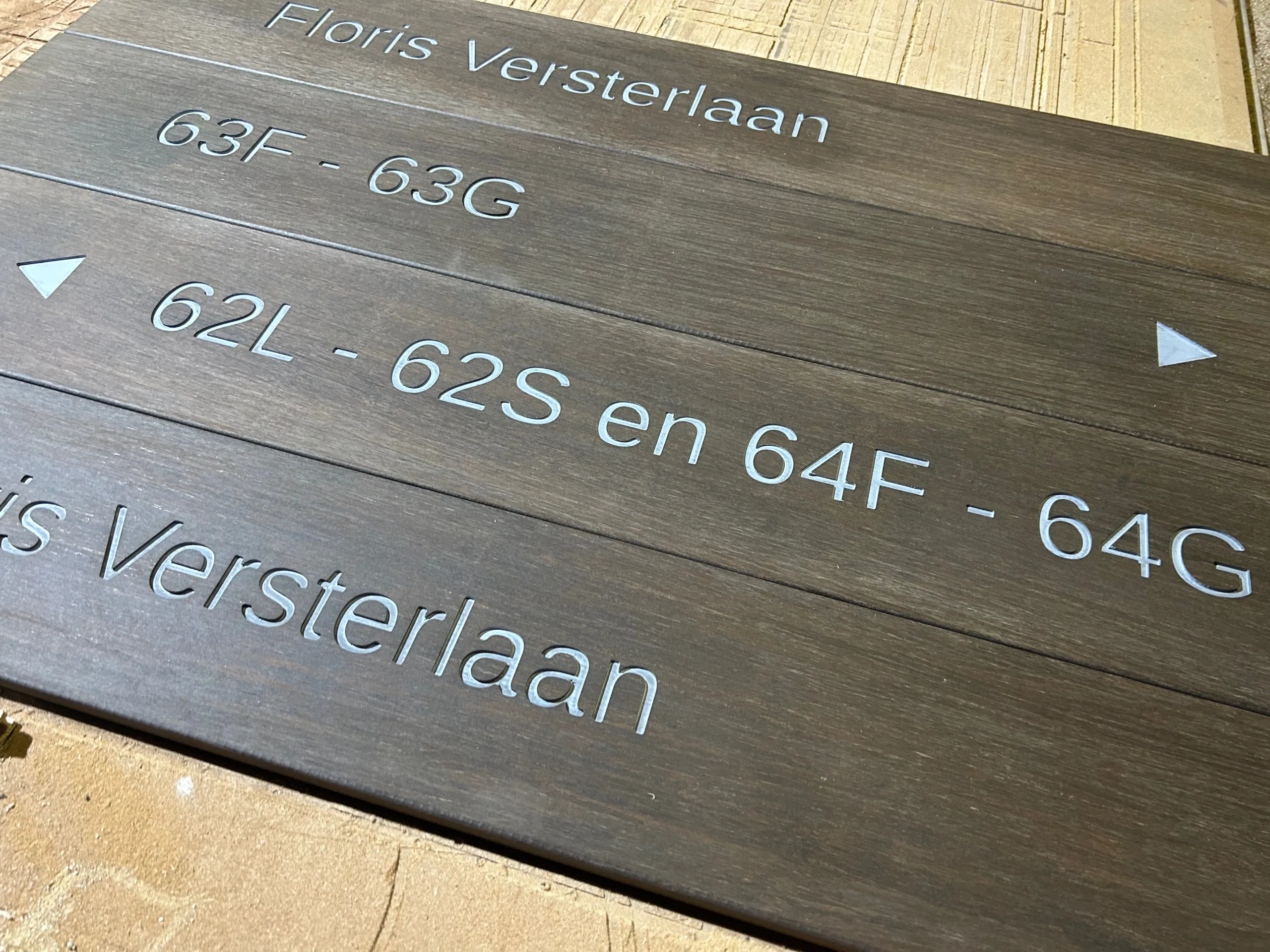 houten ingegraveerde naamborden ingraveren hout borden letters graveren cnc hout utrecht op maat