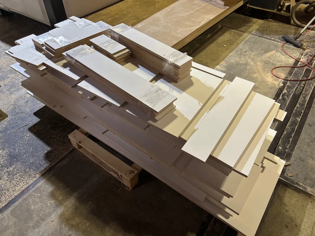 camperbouw utrecht camper interieur op maat gemaakt, houten onderldelen voor camper bekleding en interieur elementen