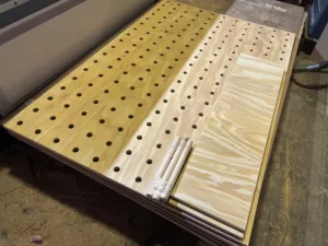 houten pegboard op maat gemaakt van multiplex, vurenhouten pegboard elke houtsoort mogelijk eigen ontwerp wandkast winkel display